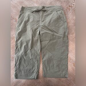 Columbia Green Capri Pants Sz 10 Drawstrings Waist 32” Inseam 17” Pockets